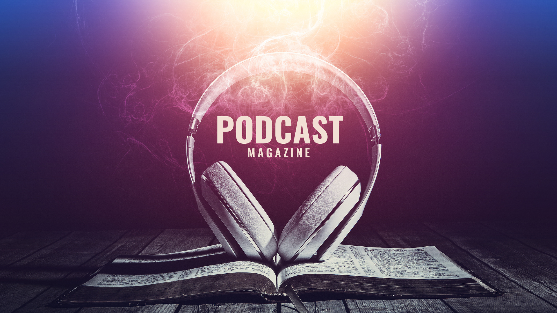 Casque sur un livre ouvert avec le logo de podcast magazine au centre