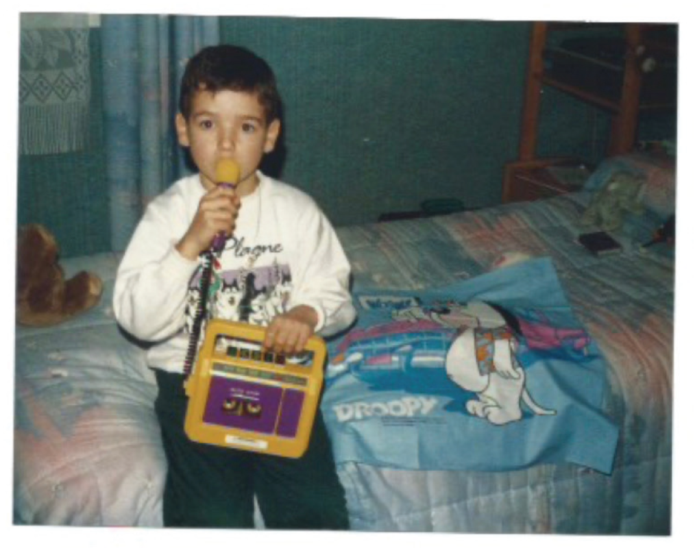 Fabien Olicard 9 ans avec son enregistreur à cassettes