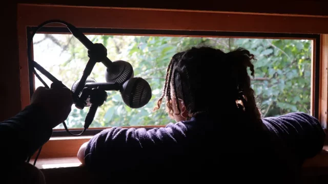 Lila observe les oiseaux de l’île du beurre, près de Vienne. - © Marine Beccarelli