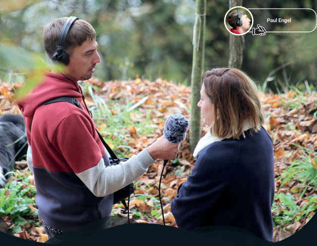 Photo d'une interview au milieu des arbres