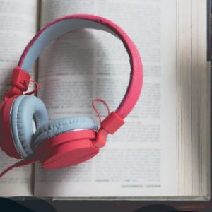 Casque audio placé sur un livre ouvert